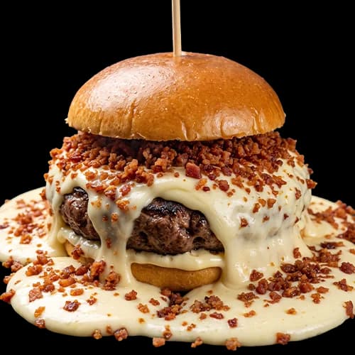 Lanche do Penta montado, com cinco camadas de carne e queijo